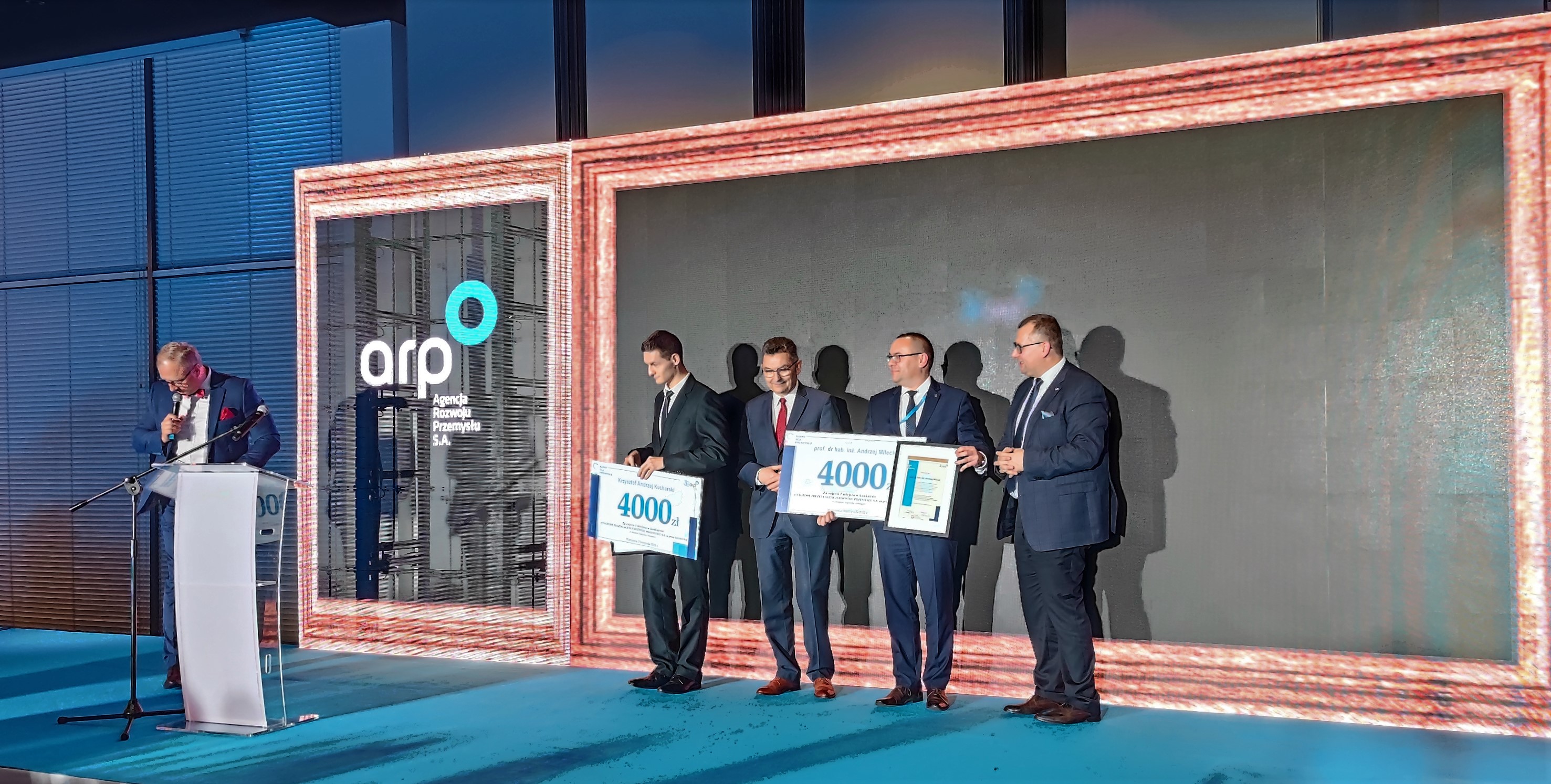 Rektor i studneci z nagrodami najlepszych prac dyplomowych