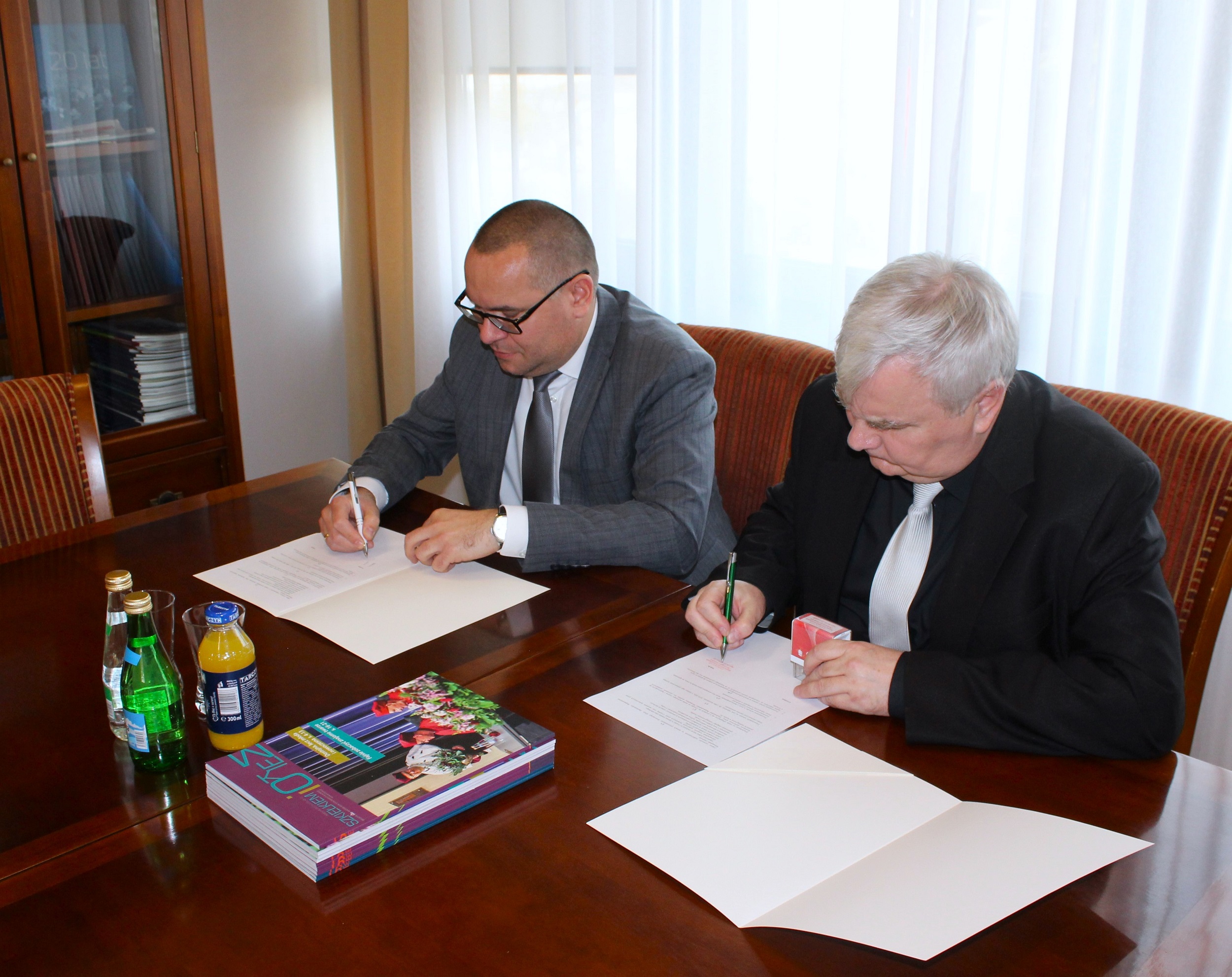 podpisanie umowy utworzenie klasy akademickiej w ZSOiT w Sompolnie