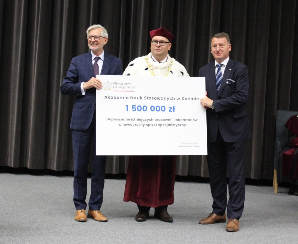 rektor otzrymujący czek